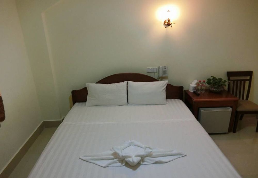 First Hotel Баттамбанг Экстерьер фото