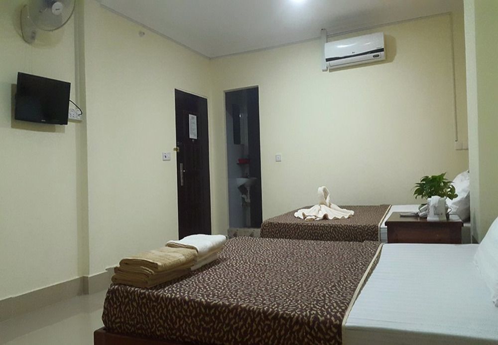 First Hotel Баттамбанг Экстерьер фото